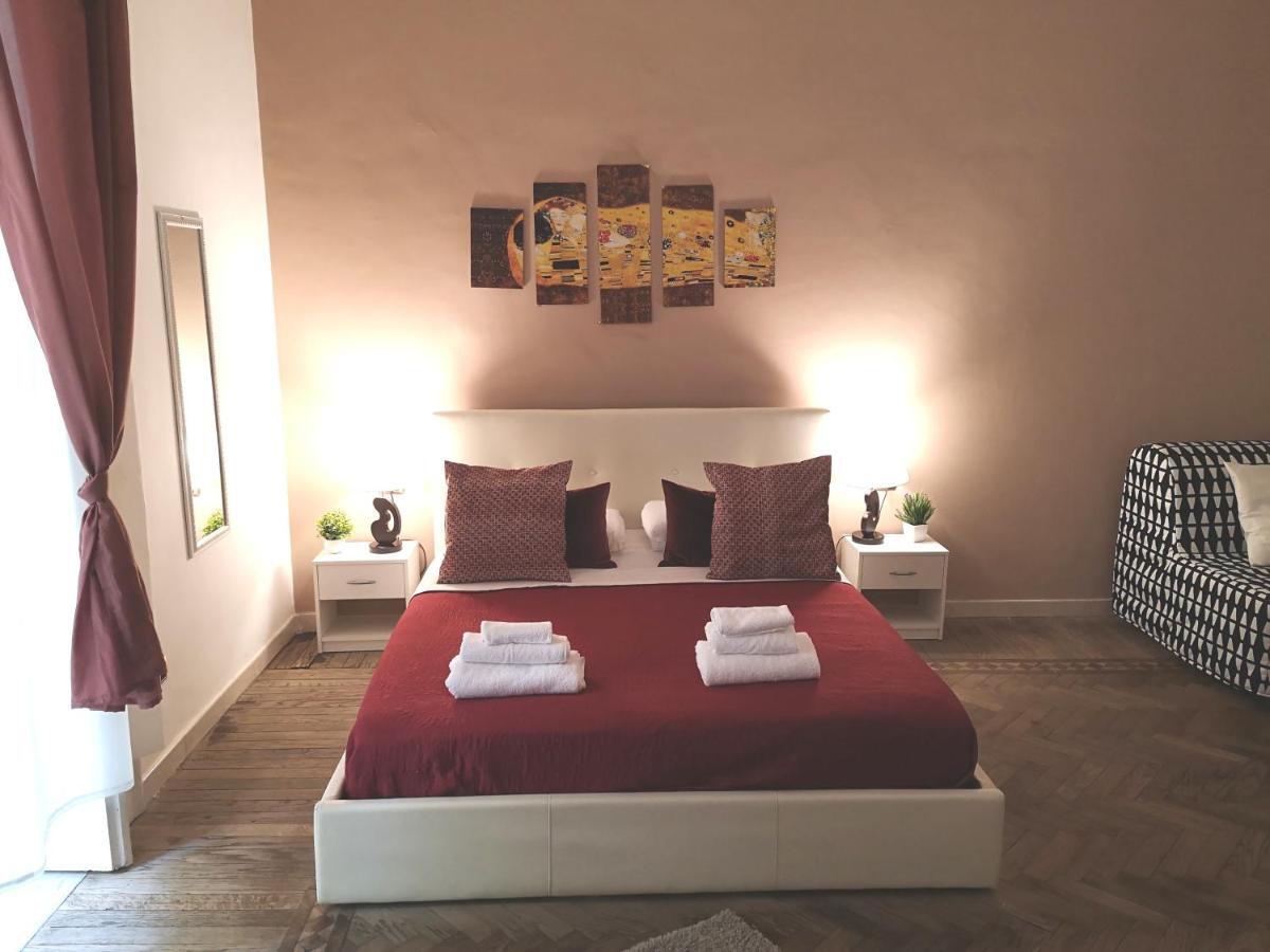 Domus Luigi Leone II Bed and Breakfast Napels Buitenkant foto