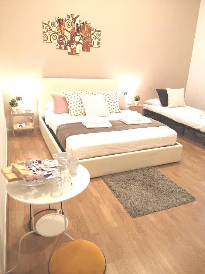 Domus Luigi Leone II Bed and Breakfast Napels Buitenkant foto