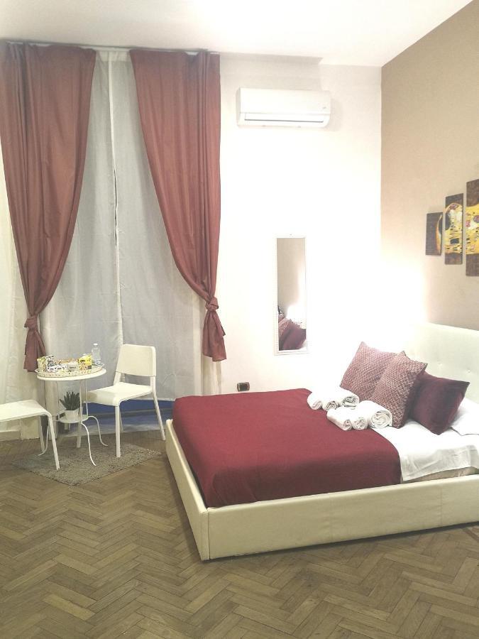 Domus Luigi Leone II Bed and Breakfast Napels Buitenkant foto